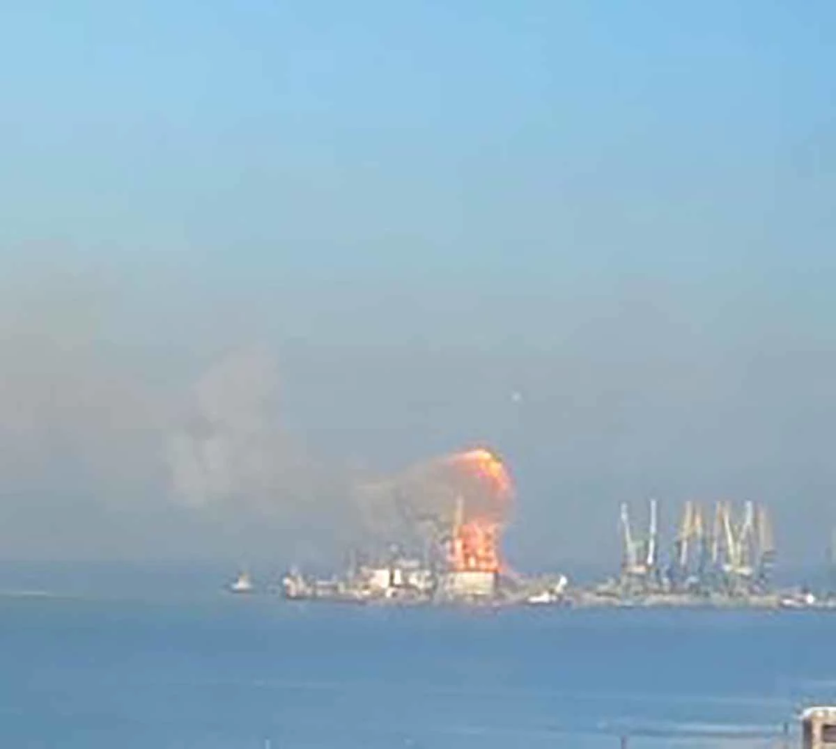 우크라이나군이 파괴한 러시아 군함 오르스크 / 사진=트위터(ВМС ЗС України)