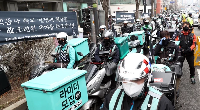 신논현역 오토바이 배달원 참사, 운구차 따라가며 눈물 흘리는 라이더들