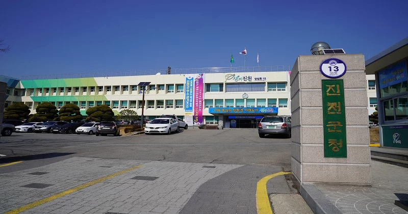 충북 진천군청 전경.