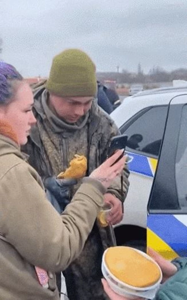 기사와 관련이 없는 자료 사진. 러시아군의 한 병사가 우크라이나 시민이 빌려준 휴대전화로 어머니와 영상통화를 나누는 모습 / 트위터