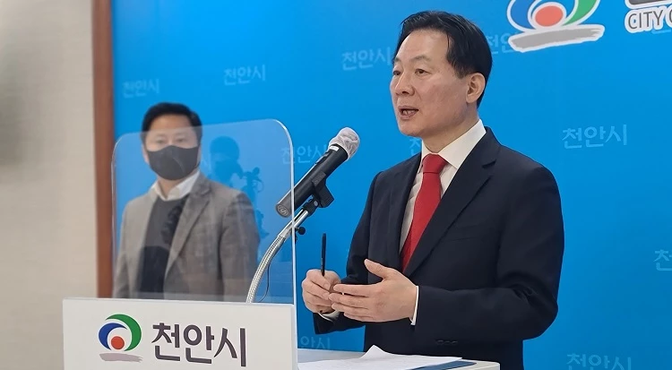 박찬우 국민의힘 충남도지사 예비후보가 28일 오전 천안시청 브리핑룸에서 기자회견을 하고 있다. / 자료사진