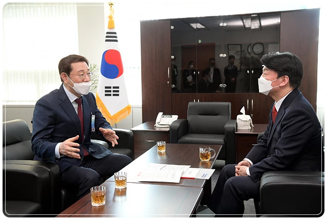 이용섭 광주광역시장이 28일 오후 서울 통의동에서 대통령직인수위원회 안철수 인수위원장을 면담하고 지역현안을 국정과제에 반영해 줄 것을 건의하고 있다. /광주광역시 제공