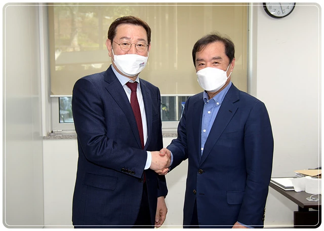 이용섭 광주광역시장이 28일 오후 서울 삼청동에서 대통령직인수위원회 김병준 지역균형발전특위 위원장을 면담하고 지역현안을 국정과제에 반영해 줄 것을 건의하고 있다. /광주광역시 제공