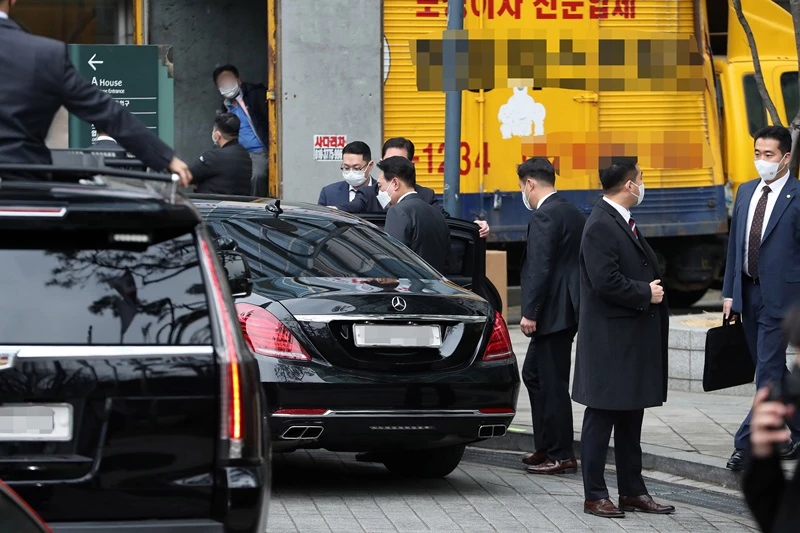 윤석열 대통령 당선인이 지난 11일 오전 공식일정을 소화하기 위해 서울 서초구 자택에서 나와 차량에 오르고 있다.