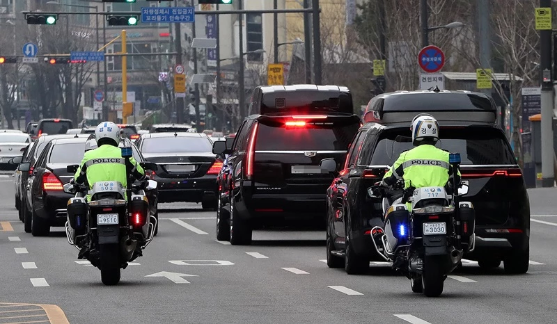 윤석열 대통령 당선인이 지난 11일 오전 공식일정을 소화하기 위해 서울 서초구 자택에서 나와 청와대 경호팀과 경찰의 경호를 받으며 이동하고 있다.