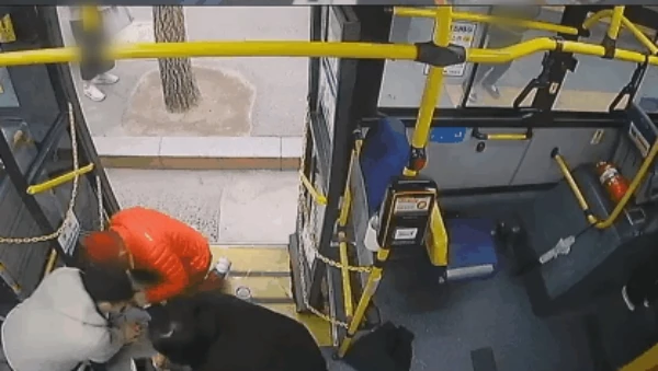 승객들이 쓰러진 A 씨를 바닥에 눕힌 뒤 심폐소생술을 하고 있다. / 건양대병원