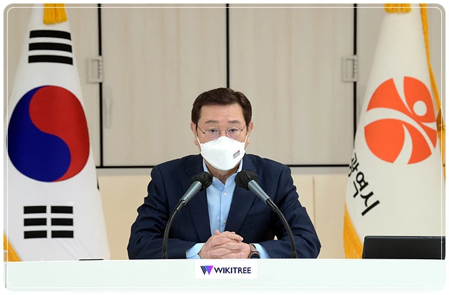 이용섭 광주광역시장이 29일 오전 시청 중회의실에서 열린 화요 간부회의를 주재하고 권한대행 체제 하에서 양 부시장을 중심으로 전 공직자가 하나 되어 주어진 업무를 잘 추진해줄 것을 당부하고 있다. /광주광역시 제공