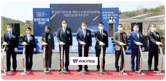 이용섭 광주광역시장이 29일 오후 한국전기연구원 광주본부에서 열린 레독스흐름전지 시험인증센터 준공식에 참석해 참석자들과 함께 준공 세리머니를 하고 있다. /광주광역시 제공