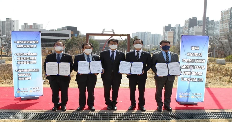 진천군과 음성군은 송기섭 군수와 조병옥 군수, 김성우 진천군의회 의장과 최용락 음성군의회 의장 등 관계자 30여명 참석한 가운데 29일 충북혁신도시 두레봉공원에서 '상생협력사업 업무협약'을 체결했다