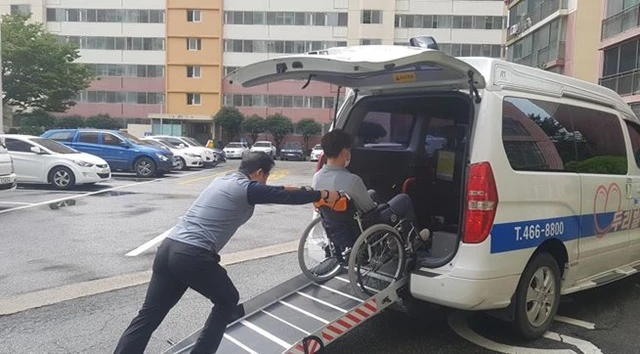 힐체어 교통약자 장애인이 두리발 차량에 탑승하고 있다. / 사진제공=부산시설공단