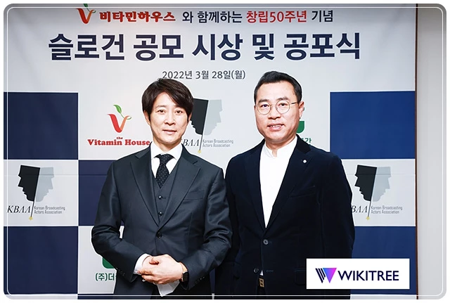 김상국 비타민하우스 대표(오른쪽)와 최수종 (사)한국방송연기자협회 이사장이 기념 촬영을 하고 있다.