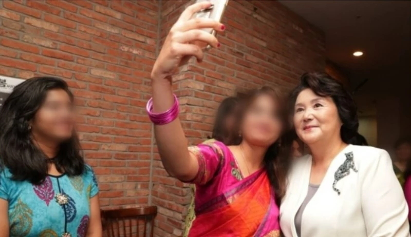 2018년 7월, 인도 유학생들과 영화 '당갈'을 관람했던 김정숙 여사가 의혹이 제기된 브로치를 달고 있다 / 청와대