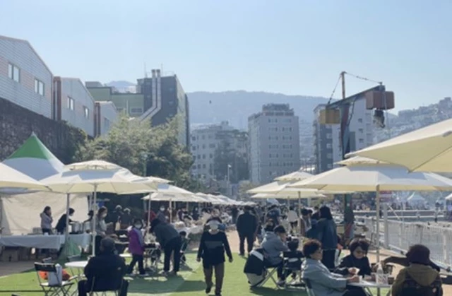영도 청학수변공원에서 진행된 ‘14차 M마켓’ / 사진제공=부산시