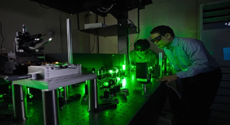 양자자기이미징팀 오상원 책임연구원(좌)과 심정현 책임연구원(우)이  다이아몬드 양자센서를 이용한 자기현미경 장치의 성능을 확인하는 실험을 진행하고 있다. / 한국표준과학연구원