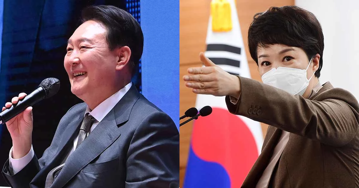 사진 왼쪽은 윤석열 대통령 당선인이 31일 서울 강남구 한국무역협회에서 열린 '청년 무역 국가대표와의 만남'에서 청년 무역인들을 격려하는 모습. 오른쪽은 김은혜 대통령 당선인 대변인이 31일 서울 종로구 통의동 제20대 대통령직인수위원회에서 일일 브리핑을 하는 모습. / 뉴스1