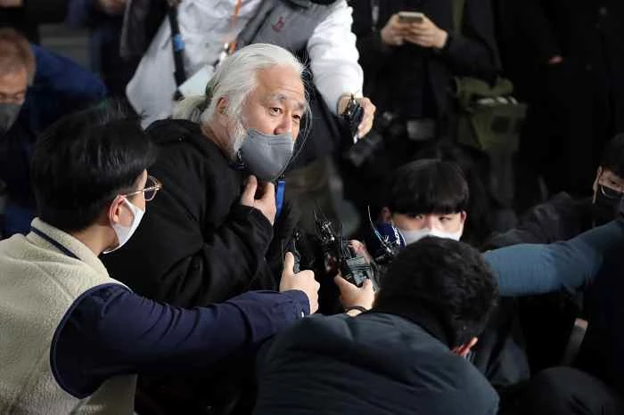 박경석 전국장애인차별철폐연대 상임공동대표가 30일 오전 서울 종로구 지하철3호선 경복궁역 승강장에서 열린 '장애인권리예산 인수위 답변 촉구를 위한 전국장애인차별철폐연대 삭발 투쟁 결의식'에서 발언을 하고 있다.  / 이하 뉴스1