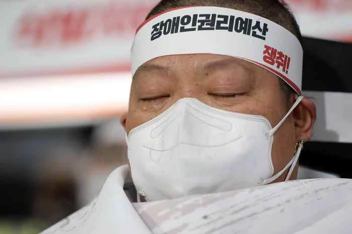 이형숙 서울시장애인자립생활센터협의회장이 30일 오전 서울 종로구 지하철3호선 경복궁역 승강장에서 열린 '장애인권리예산 인수위 답변 촉구를 위한 전국장애인차별철폐연대 삭발 투쟁 결의식'에서 삭발식을 하고 있다.