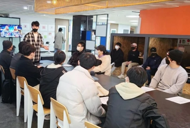 와이즈유 영산대 게임VR학부 학생들이 지난달 30일 진행된 '게임아 놀자' 교육프로그램에서 VR산업의 최신 동향에 대해 논의하고 있다.   / 사진제공=영산대