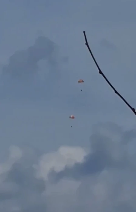 전투기 추락 전 비상탈출하는 조종사들