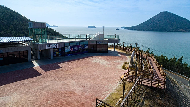 여수시는 4월 1일부터 관광객들이 짜릿한 가상현실을 즐길 수 있는 섬섬여수 힐링쉼터 ‘더섬 VR체험관’을 운영한다고 밝혔다.