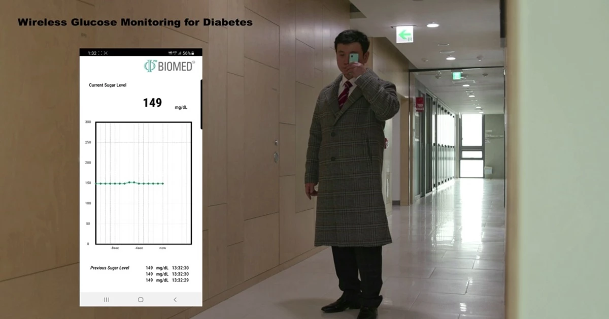 <그림> 연구자 임상시험에서 착용한 무선 구동 스마트 콘택트렌즈와 당뇨 진단 결과가 스마트폰으로 전송되는 영상의 캡처 사진 /     POSTECH 제공