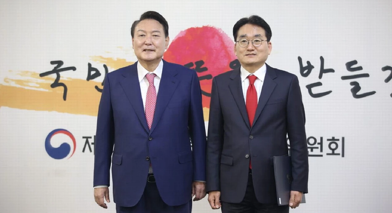 대통령직 인수위원회기획위원에 임명된 후 윤석열 대통령 당선인(왼쪽)과 기념촬영을 하고 있는 손인석 전 한국청년회의소(JC) 중앙회장