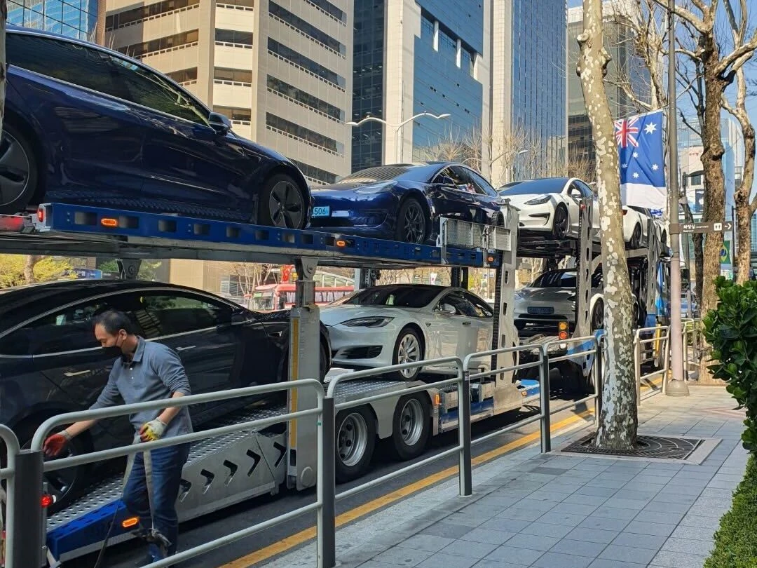 이승건 토스 대표가 직원들에게 렌트하는 테슬라 자동차 / 사진=토스 제공