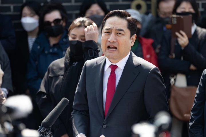 강용석 변호사가 지난 4일 오후 경기도 수원시 세류역에서 열린 경기도지사 출마 선언 기자회견에서 발언을 하고 있다. / 뉴스1