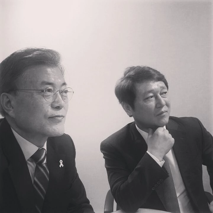 문재인(왼쪽) 대통령과 최재성 전 청와대 정무수석 / 사진=최 전 수석 페이스북