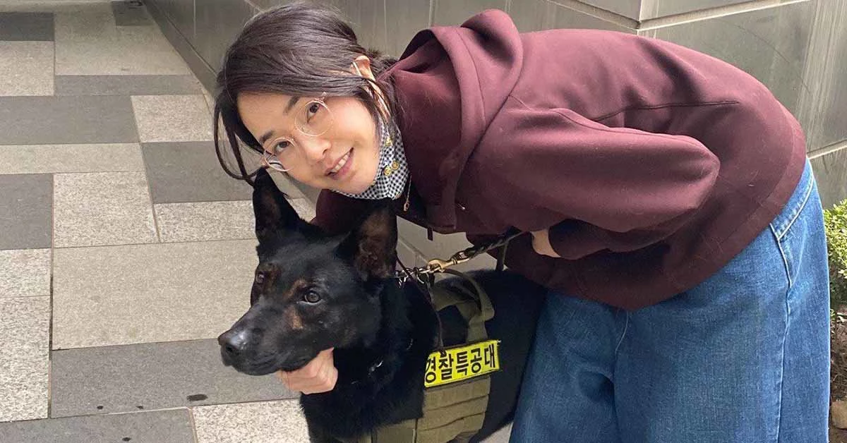 윤석열 대통령 당선인의 배우자 김건희 여사가 최근 서울 서초구 서초동 자택 앞에서 후드티를 착용한 채 편안한 모습으로 경찰특공대의 폭발물 탐지견을 끌어안은 사진이 4일 공개됐다. 윤석열 대통령 당선인 부인인 김건희 여사가 윤 당선인 취임 전 공개 활동을 시작하는 방안을 검토하고 있는 것으로 알려졌다. / 뉴스1