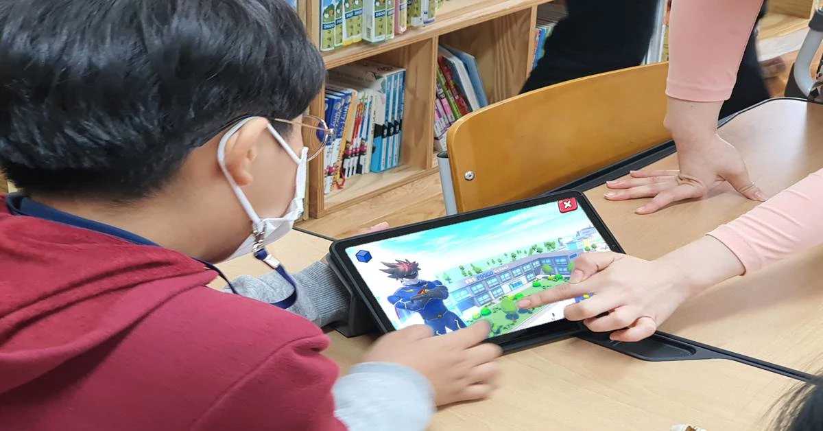 사진은 초등학생이 「번개맨과 친환경 번개파워」 어플리케이션에서 포스코의 스마트 하우징(모듈러) 기술을 활용해 무너진 학교를 재건하고 있는 장면./포스코