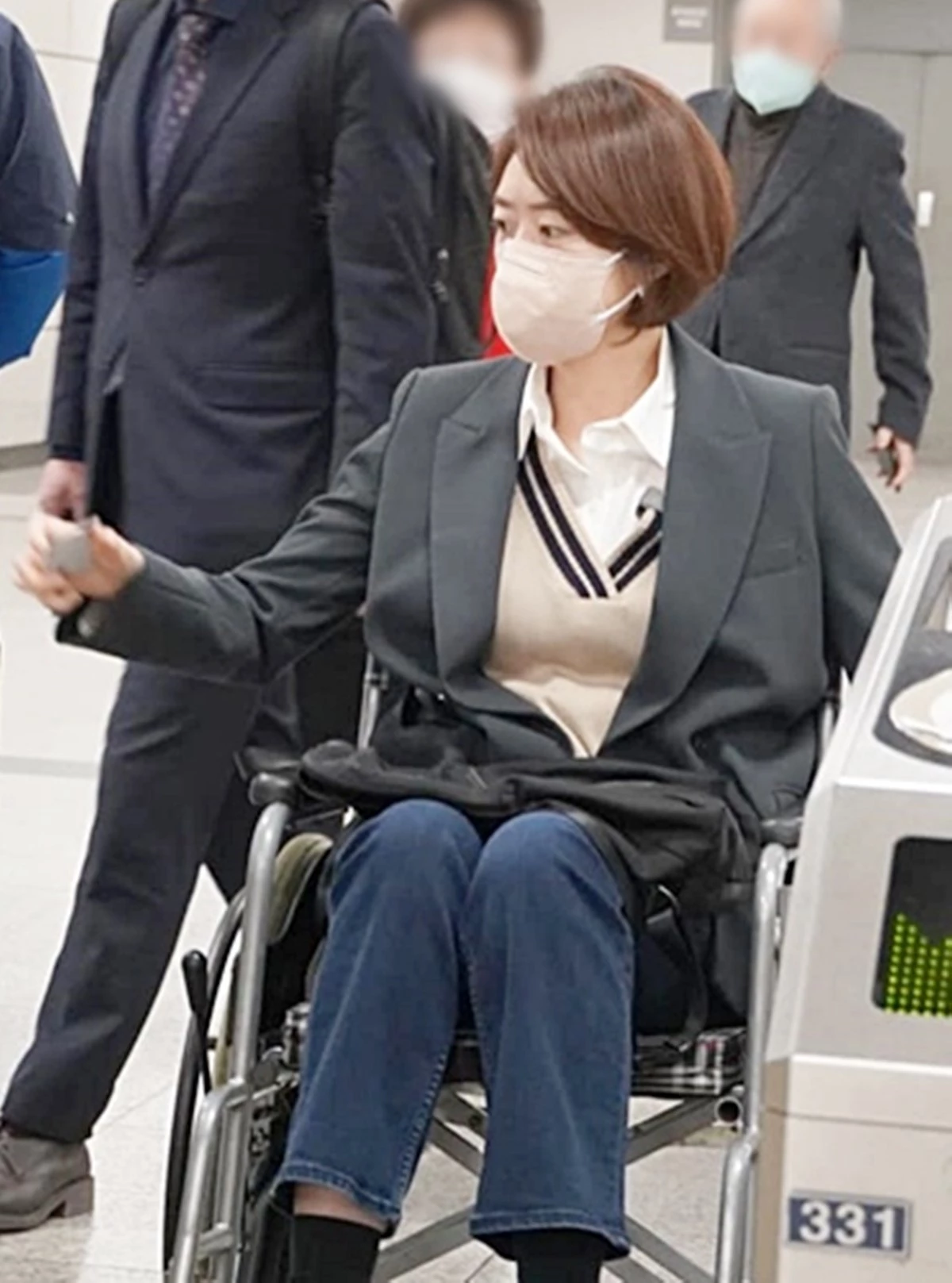 해당 사진을 확대했다