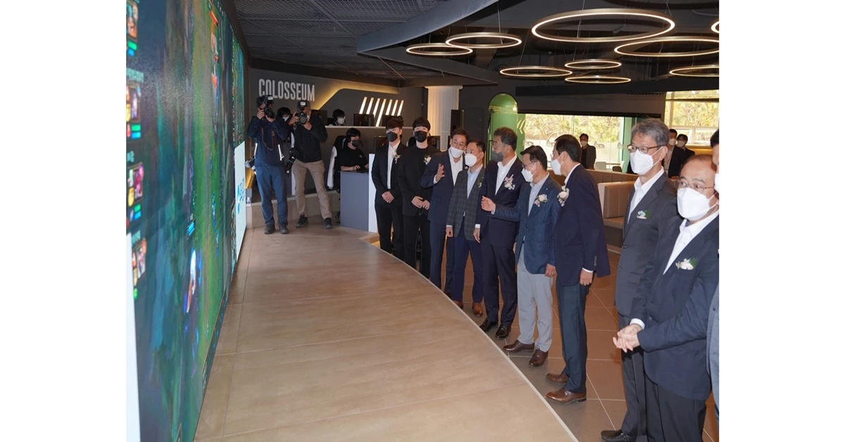 e스포츠 콜로세움을 둘러보고 있는 양 기관 관계자들 / POSTECH 제공