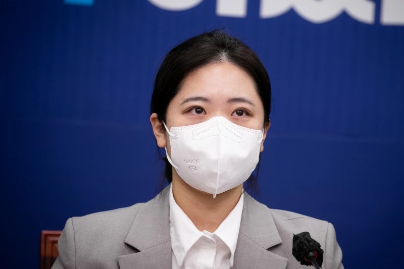 눈물 흘리는 박지현 더불어민주당 공동 비대위원장