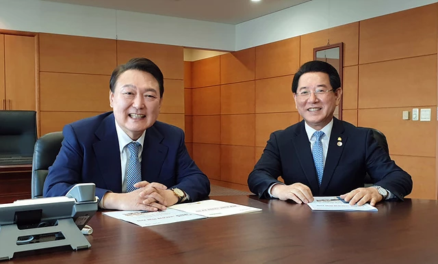 김영록 전남도지사는는 6일 오전 서울 종로구 통의동 금융감독원 연수원에 마련된 제20대 대통령직인수위원회에서 윤석열 대통령 당선인을 만나 전남발전 8대 공약과 대선공약에 반영되지 않는 8대 지역현안 핵심과제를 국정과제로 채택해 줄 것을 요청했다.