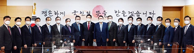 문영훈 광주광역시장 권한대행이 6일 대통령직인수위원회 회의실에서 열린 윤석열 대통령 당선인 주재 전국 시‧도지사 간담회에 참석해 지역 현안의 국정과제 반영과 지역 균형발전을 위한 제도개선 등을 요청한 뒤 기념촬영을 하고 있다./대한민국시‧도지사협의회 제공