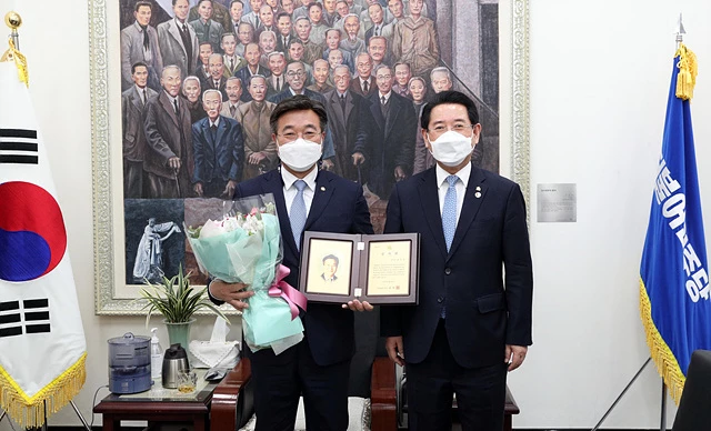 김영록 전남도지사는 6일 오후 서울 여의도 국회 더불어민주당 대표실에서 한국에너지공대가 지난 2일 개교하는데 공헌한 윤호중 더불어민주당 공동 비상대책위원장에게 감사패를 전달했다.