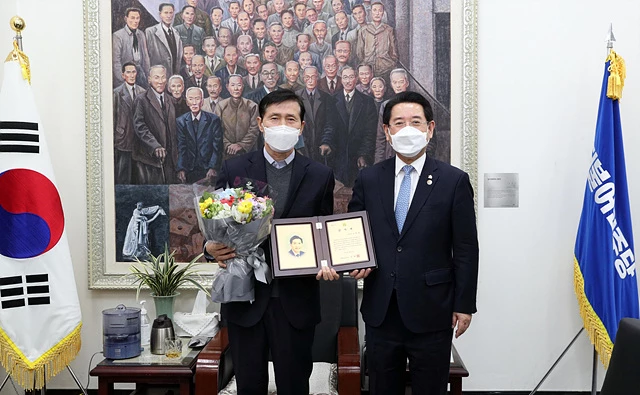 김영록 전남도지사는 6일 오후 서울 여의도 국회 더불어민주당 대표실에서 한국에너지공대가 지난 2일 개교하는데 공헌한 이학영 더불어민주당 국회의원에게 감사패를 전달했다.