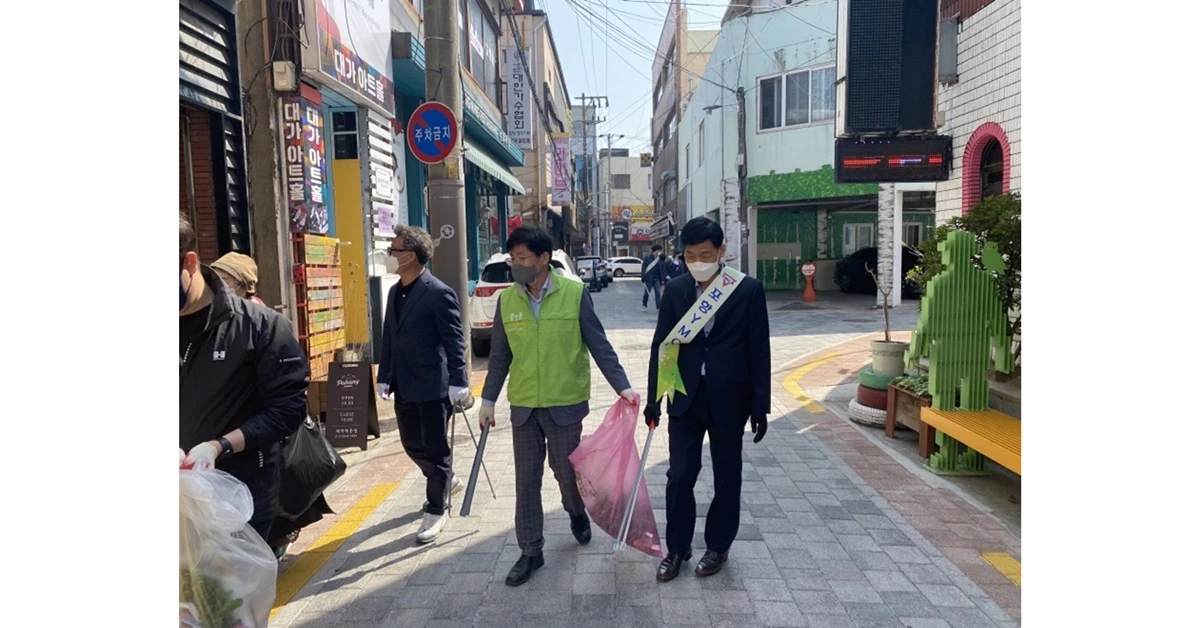 경북 포항 중앙동도시재샌현장지원센터 송영출 센터장과 정기석 포항YMCA 사무총장 등이 환경정비활동을 펼쳤다 / 포항시 제공