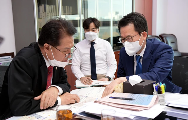 문영훈 광주광역시장 권한대행이 7일 오후 국회의원회관에서 정운천 지역균형발전특위 부위원장을 예방하여 지역현안 국정과제 채택과 반영을 건의하고 있다. /광주광역시 제공