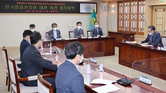 7일 대전시청에서 허태정 대전시장, 이강오 한국임업진흥원장, 정용래 유성구청장, 한종덕 LH대전충남지역본부장이 참석한 가운데 한국임업진흥원 대전 이전을 위한 업무협약을 체결하고 있다 / 대전시