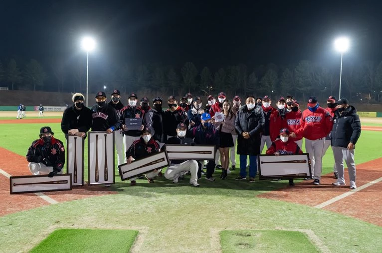 2021년 SBO 연예인 야구대회 우승팀 인터미션과 준우승팀 BMB / 이하 SBO 야구리그 제공