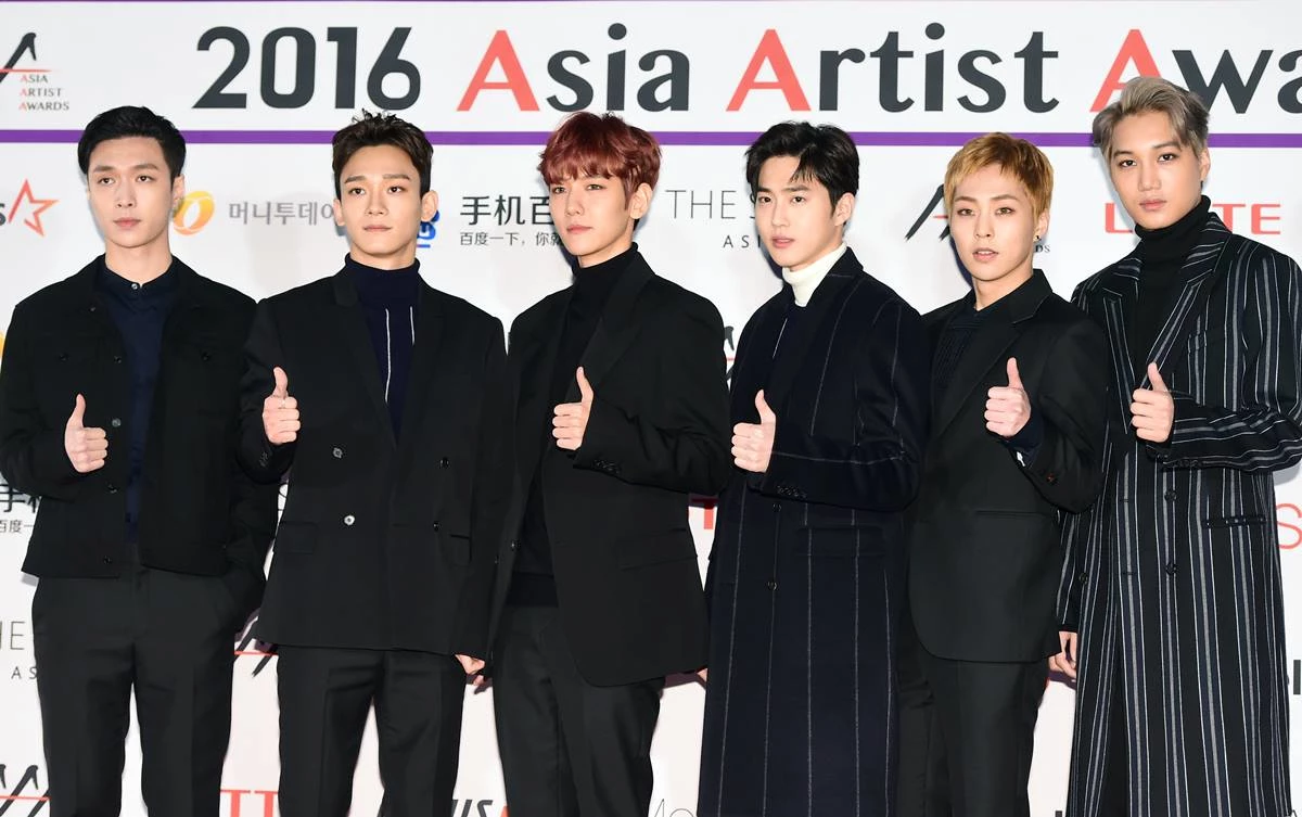왼쪽부터 레이, 첸, 백현, 수호, 시우민, 카이.
