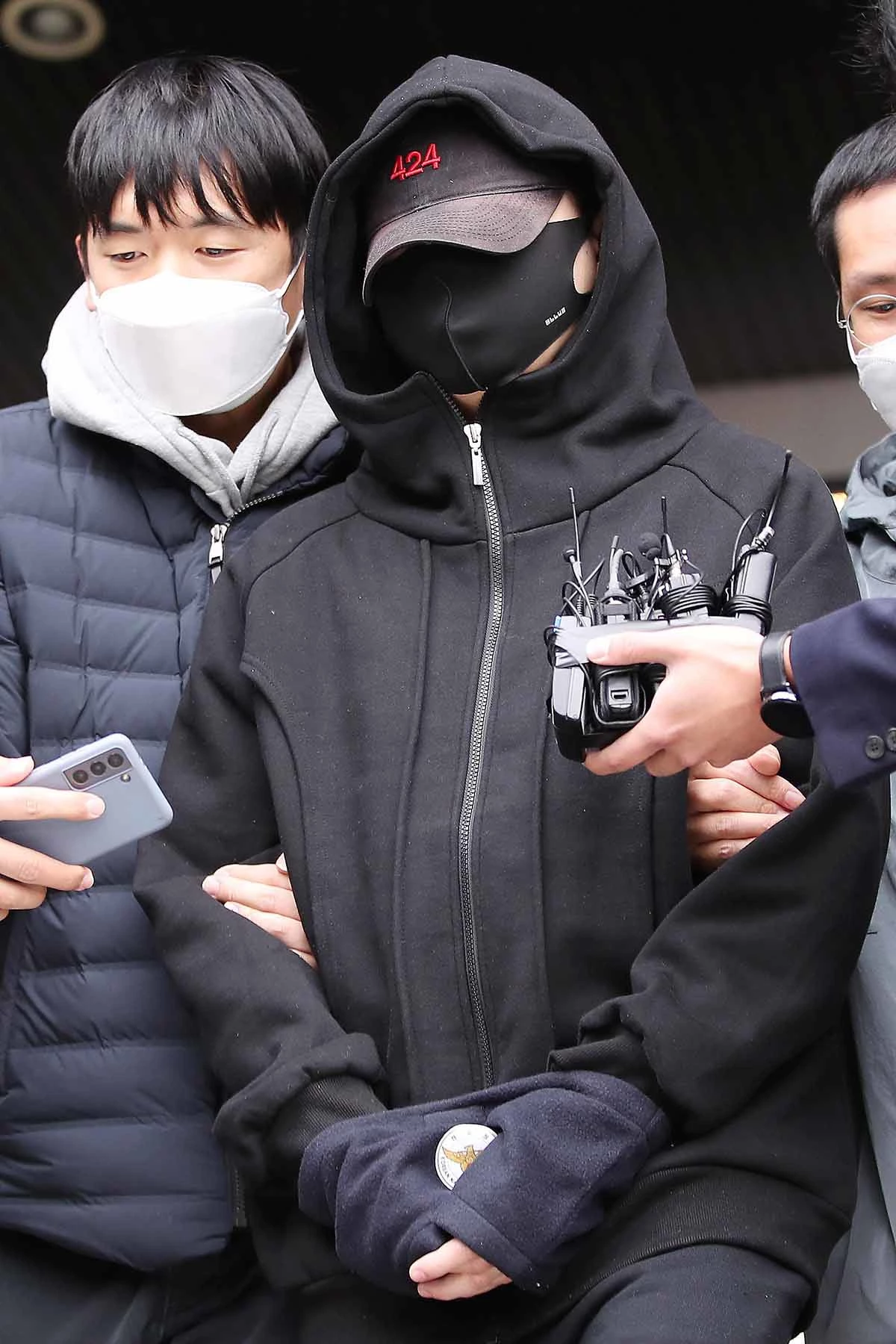 무면허 운전과 음주측정 거부·경찰관 폭행 등 혐의로 구속된 장제원 국민의힘 의원 아들인 래퍼 노엘(본명 장용준)이 19일 서울 서초구 서초경찰서에서 나와 검찰로 송치되고 있다. / 2021년 10 19일 뉴스1