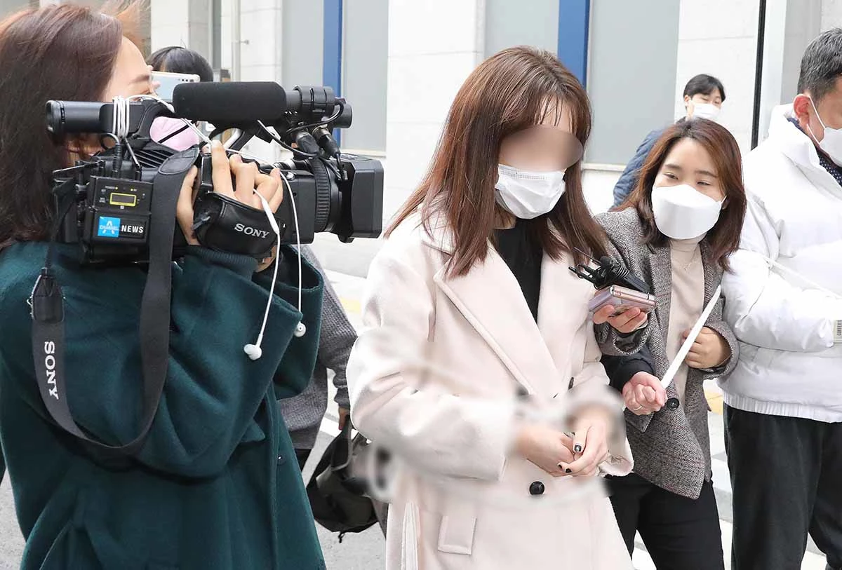 술에 취해 서울지하철에서 휴대폰으로 60대 남성을 가격한 20대 여성 A씨가 3월 30일 오전 서울 양천구 신월로 서울남부지방검찰청으로 송치되고 있다. /이하=뉴스1