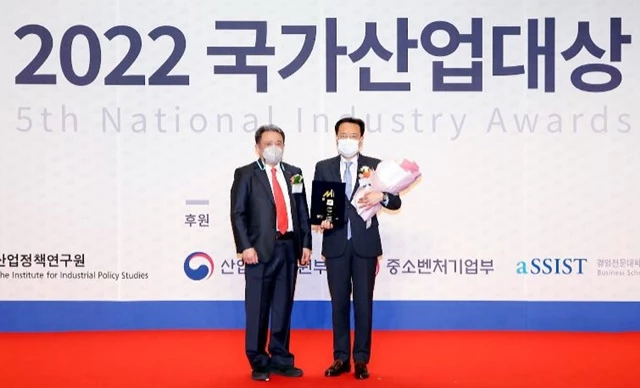 4월 7일(목) 스위스그랜드호텔에서 개최된 '2022 국가산업대상' 시상식에서 이종국 캠코 경영본부장(사진에서 오른쪽)이 ‘경영혁신’ 부문 대상을 수상하고 기념촬영을 하고 있다. / 사진제공=캠코