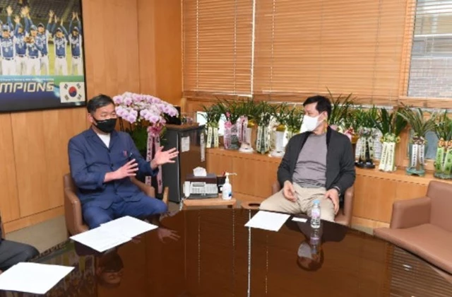 오규석 기장군수(사진 왼쪽)는 8일 오후 4시 서울시 강남구 도곡동 소재 한국야구회관을 방문해 한국야구위원회(이하 ‘KBO’) 허구연 신임 총재와 면담을 가지며 ‘한국야구 명예의 전당’ 조속한 건립을 위한 제반사항을 협의했다. / 사진제공=기장군