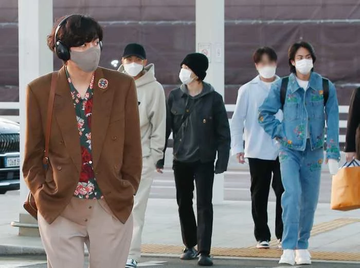 방탄소년단(BTS) 뷔(왼쪽부터), RM, 지민, 진이 미국 일정차 지난달 28일 오후 인천국제공항을 통해 라스베이거스로 출국하고 있다 / 이하 뉴스1