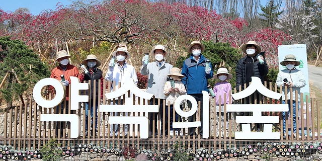 전남도는 8일 오후 해남군 산이면 구성지구내 산이정원에서 ‘지역과 함께 2050 탄소중립 실현을 위한 약속의 숲’ 식목행사를 가졌다. 이날 식목행사에서는 탄소저감 수종인 참가시, 황칠나무, 동백나무와 미세먼지에 저감효과가 높은 느티나무, 상수리나무 등 총 2050여 그루의 나무를 심었다.