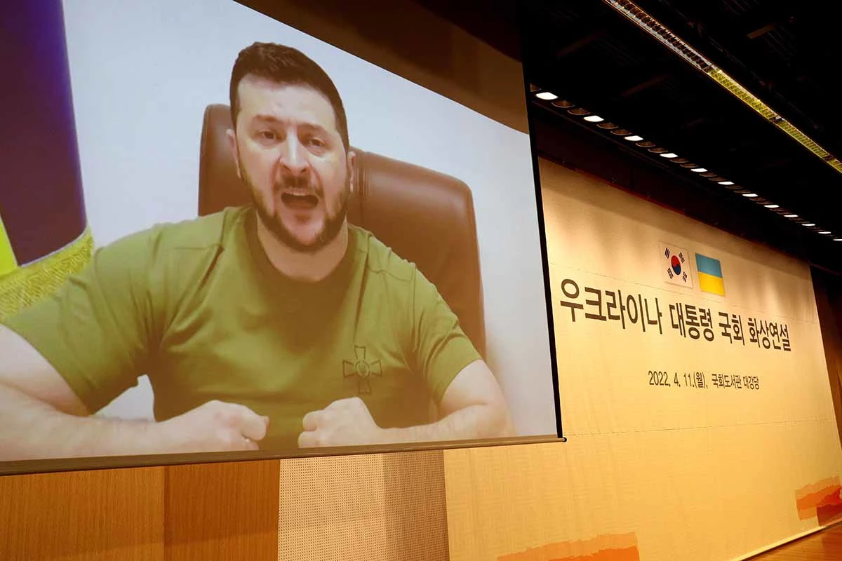 볼로디미르 젤렌스키 우크라이나 대통령이 11일 오후 서울 여의도 국회 도서관 대강당에서 화상연설을 하고 있다. / 뉴스1